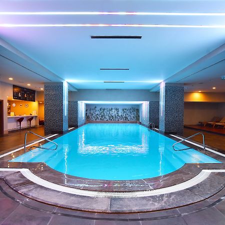 Cevahir Hotel Istanbul Asia Exterior photo The swimming pool at the hotel