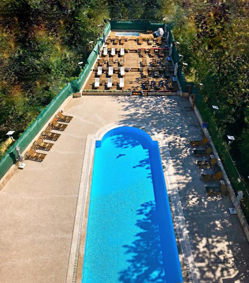 Cevahir Hotel Istanbul Asia Exterior photo The swimming pool at the hotel