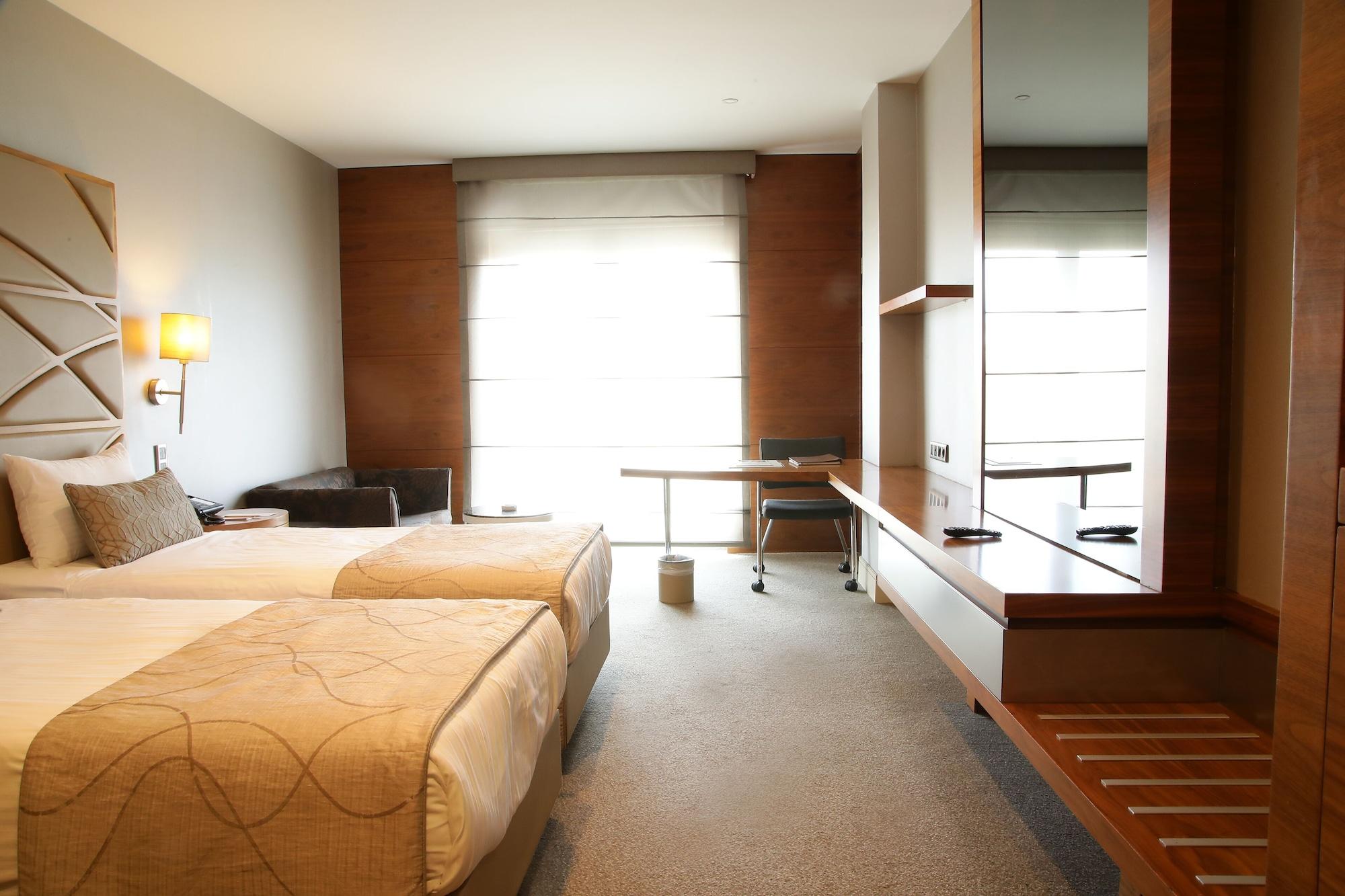 Cevahir Hotel Istanbul Asia Exterior photo A room at the hotel