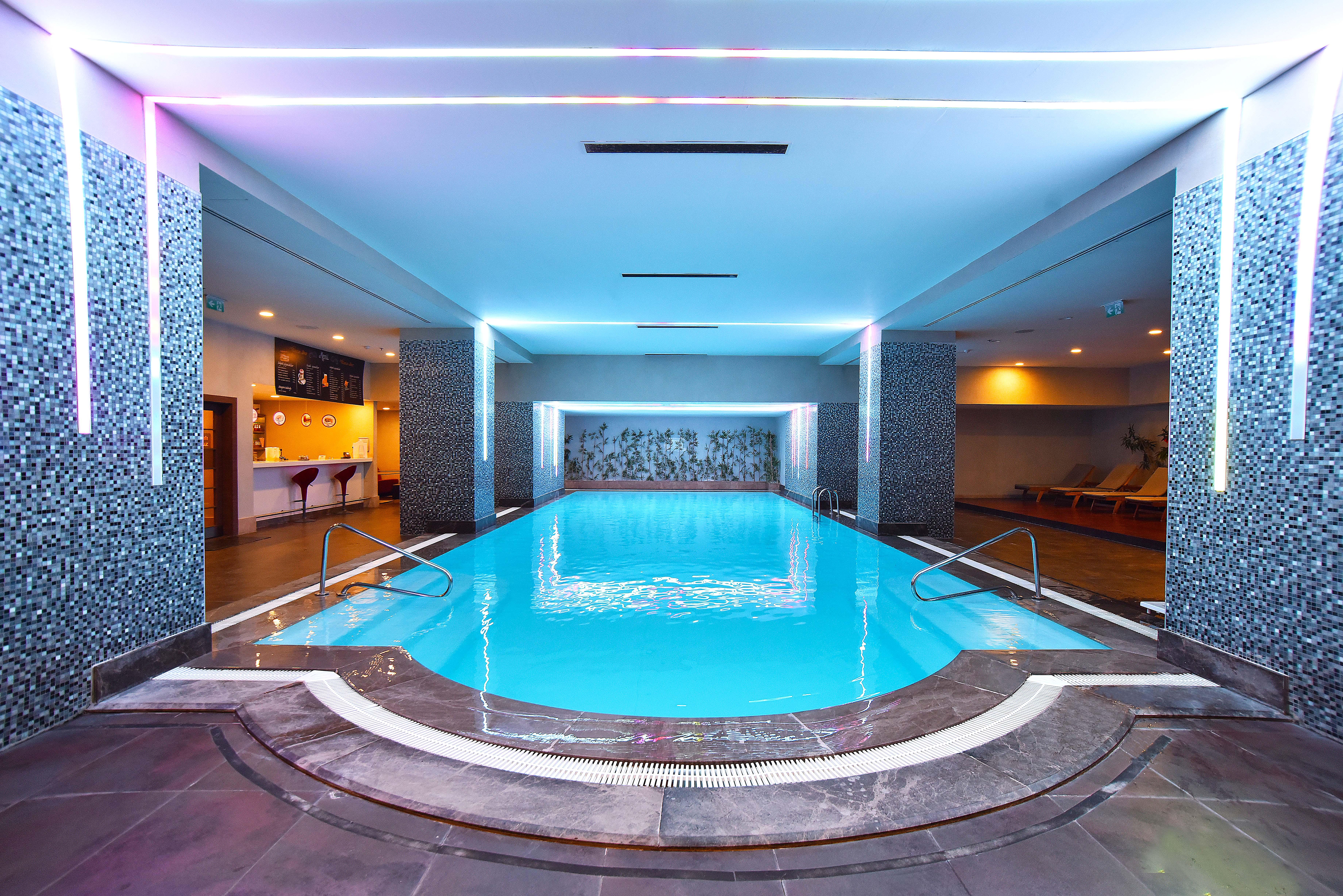 Cevahir Hotel Istanbul Asia Exterior photo The swimming pool at the hotel