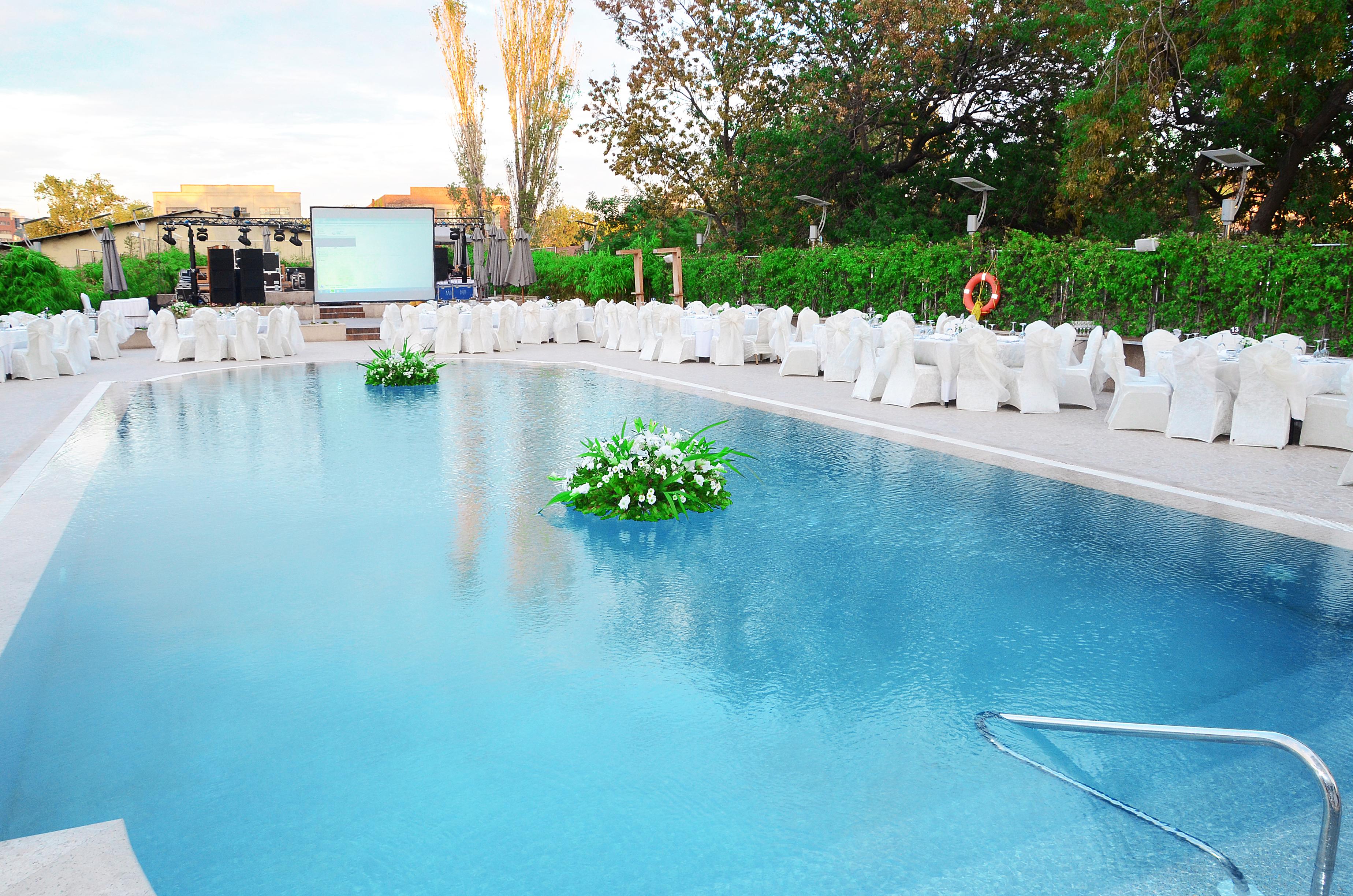 Cevahir Hotel Istanbul Asia Exterior photo The pool at the hotel
