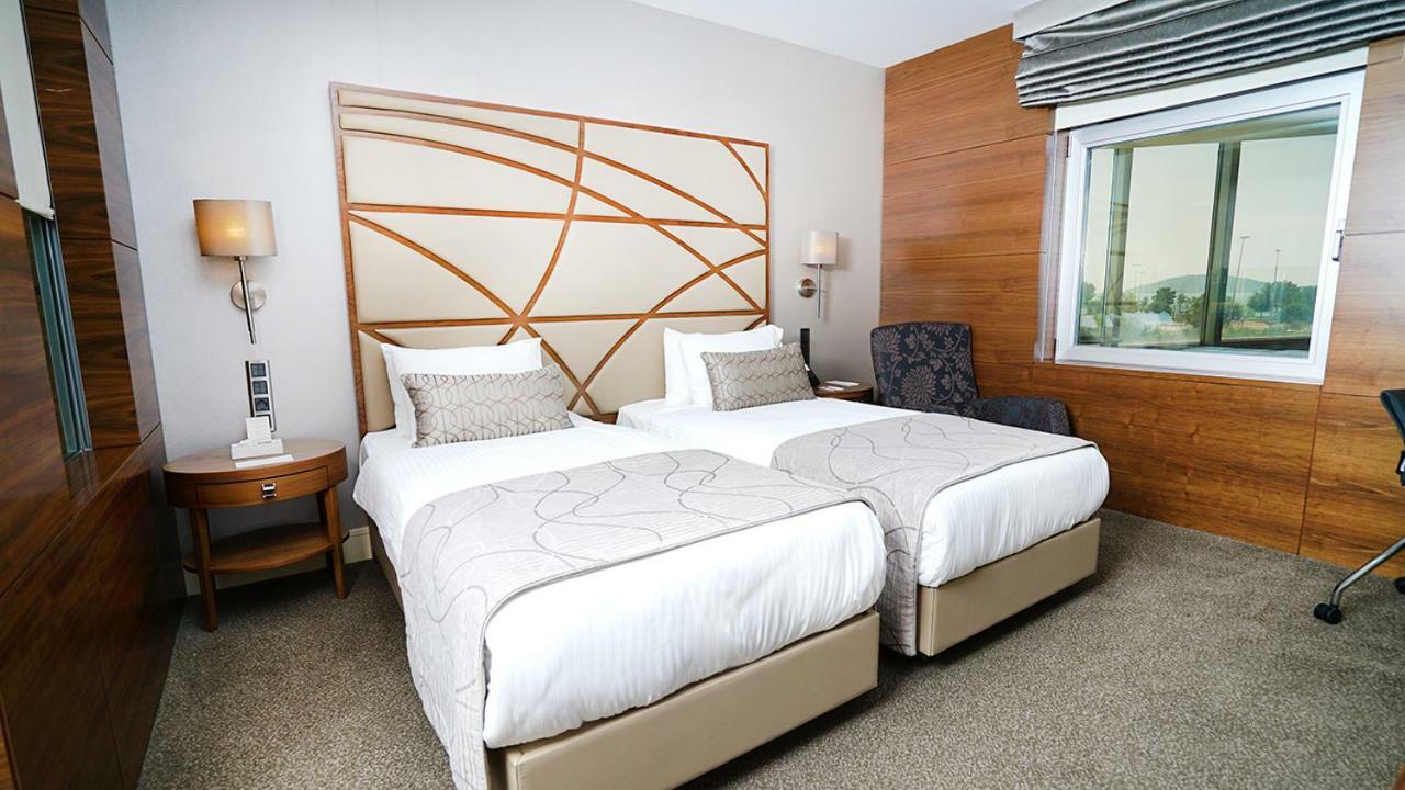 Cevahir Hotel Istanbul Asia Exterior photo A room at the hotel