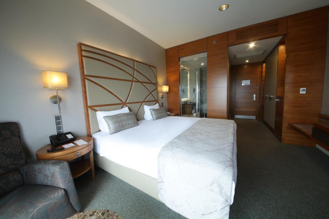Cevahir Hotel Istanbul Asia Exterior photo A room at the hotel