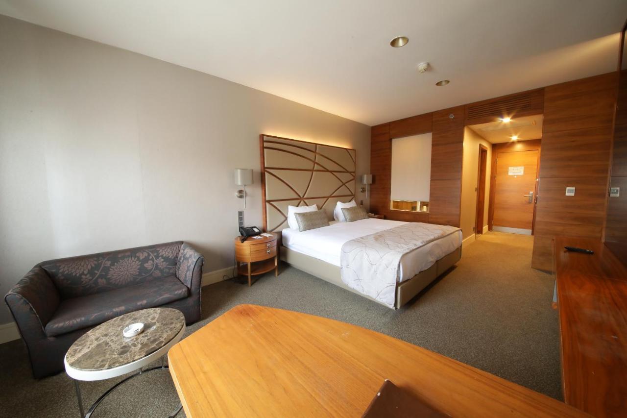 Cevahir Hotel Istanbul Asia Exterior photo A room at the hotel
